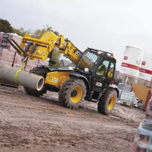 JCB 535-95 telehandler carrying palletised materials