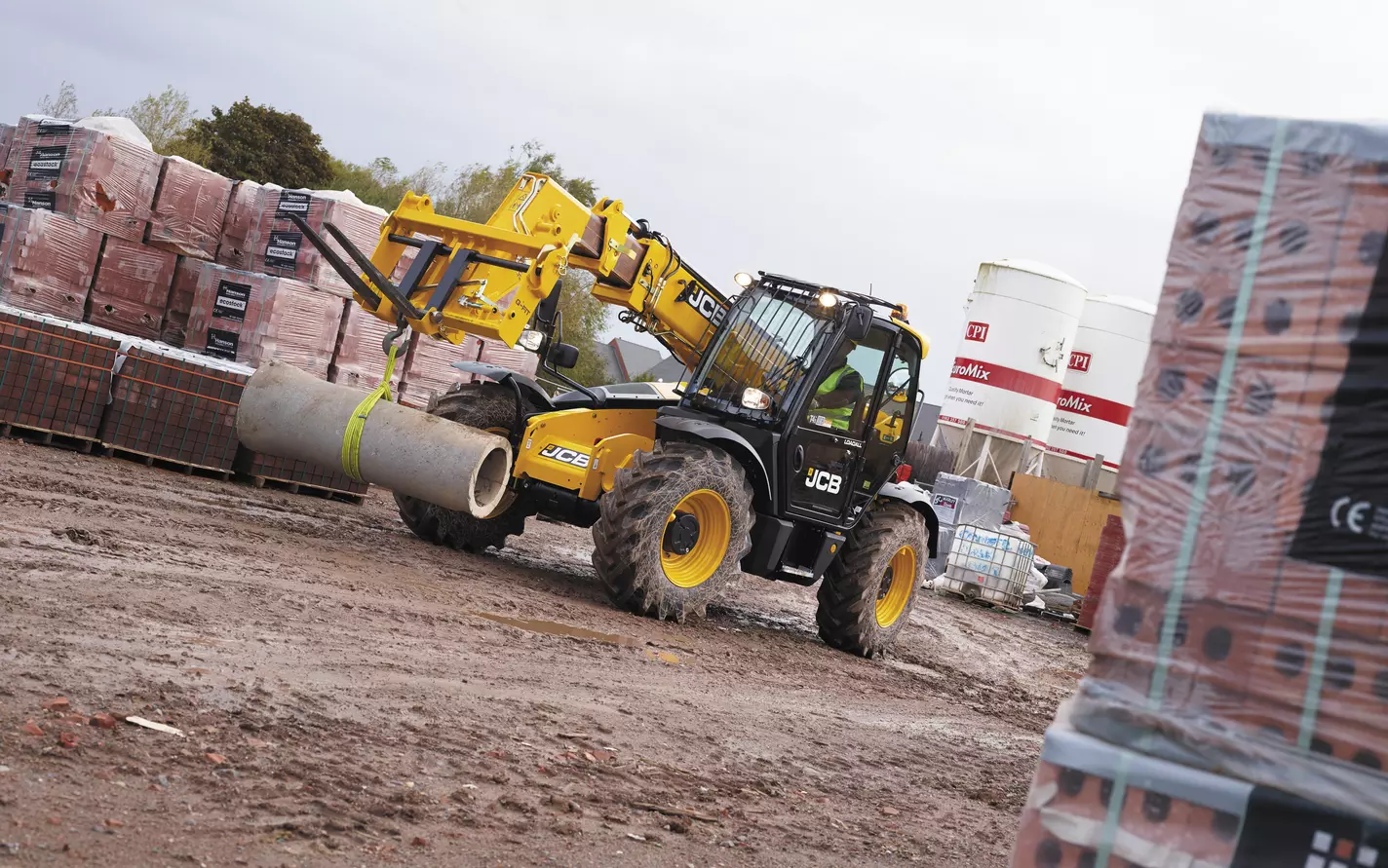 JCB 535-95 telehandler carrying palletised materials