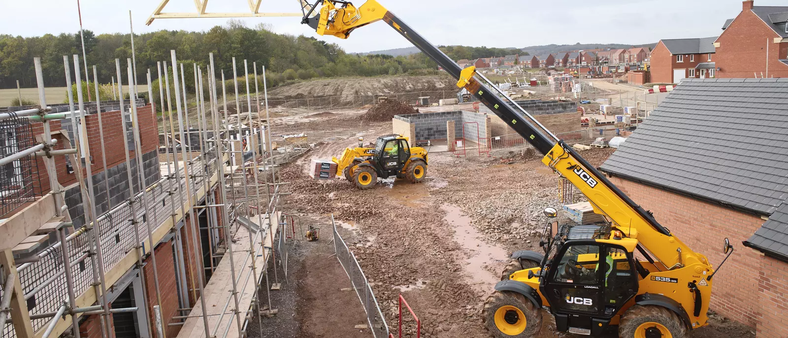 JCB 535-95 telehandler lifting materials with its boom extended