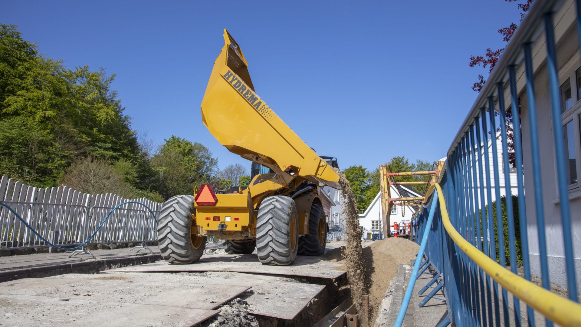 Hydrema 912GS articulated dumper discharging beside a trench